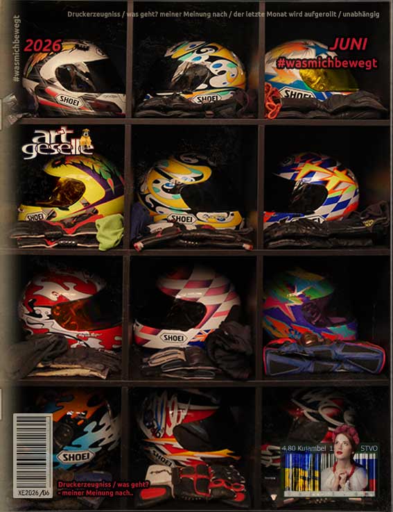 Titelbild Juni 2026, eine Regalwand voller bunter Motorradhelme von Shoei
